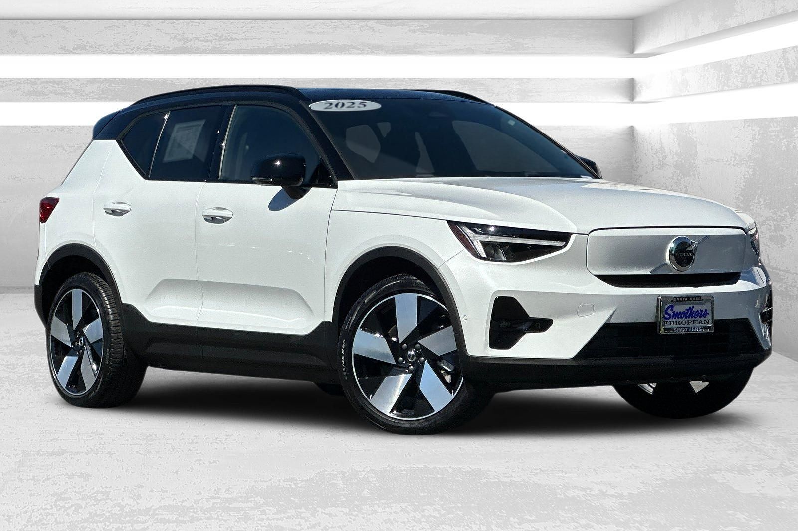 2025 VOLVO EX40
