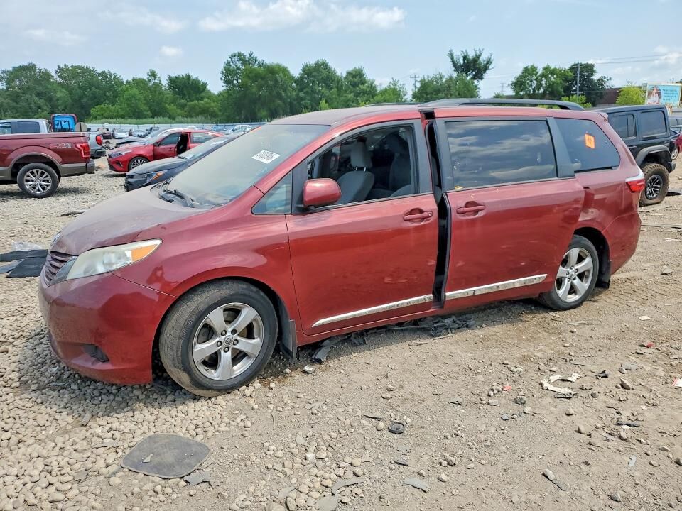2016 TOYOTA Sienna