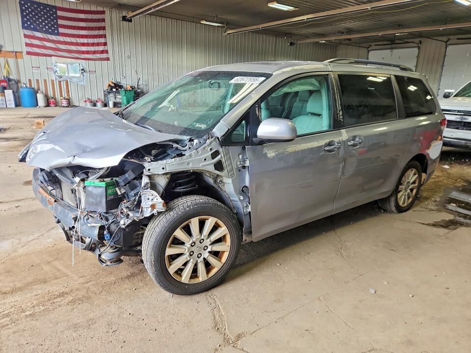 2011 TOYOTA Sienna