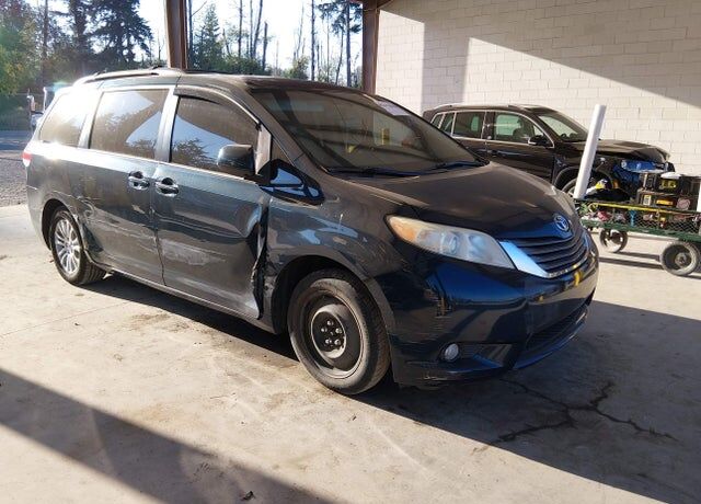 2011 TOYOTA Sienna