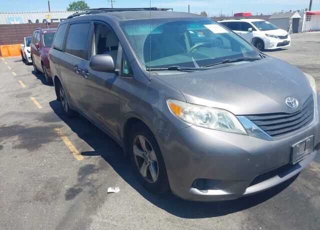 2012 TOYOTA Sienna