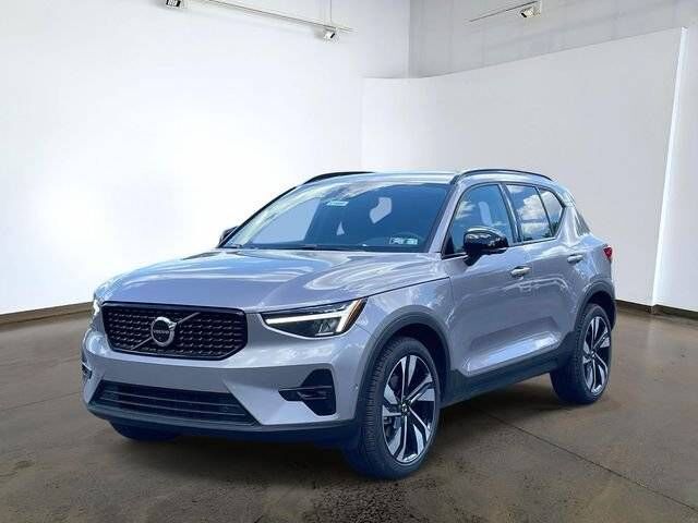 2026 VOLVO XC40