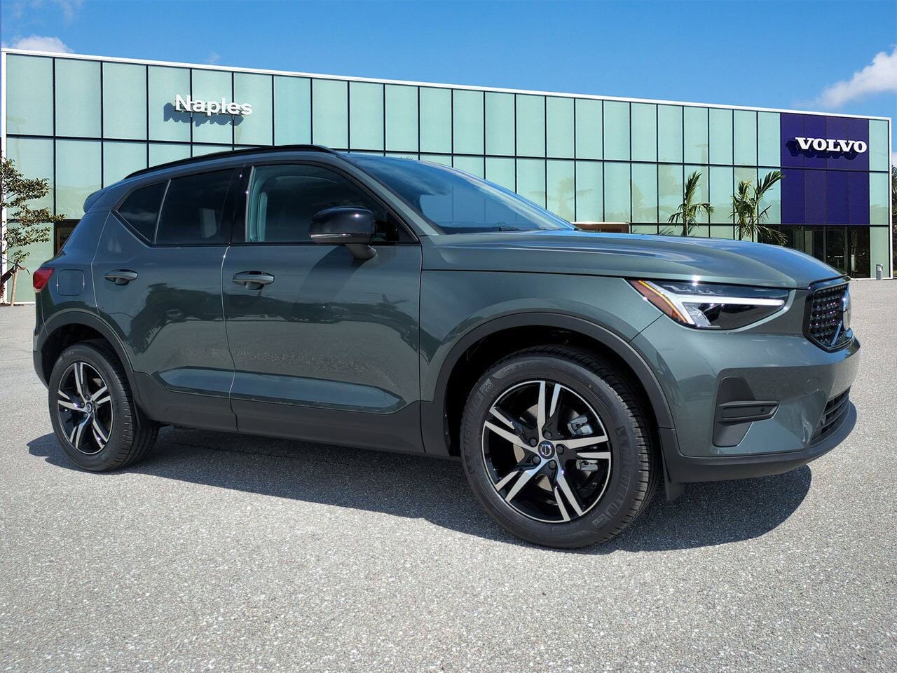 2026 VOLVO XC40