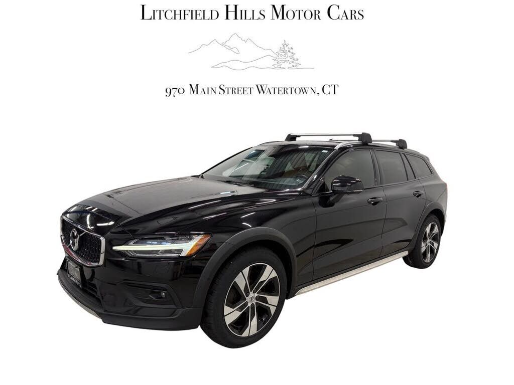 2022 VOLVO V60CC