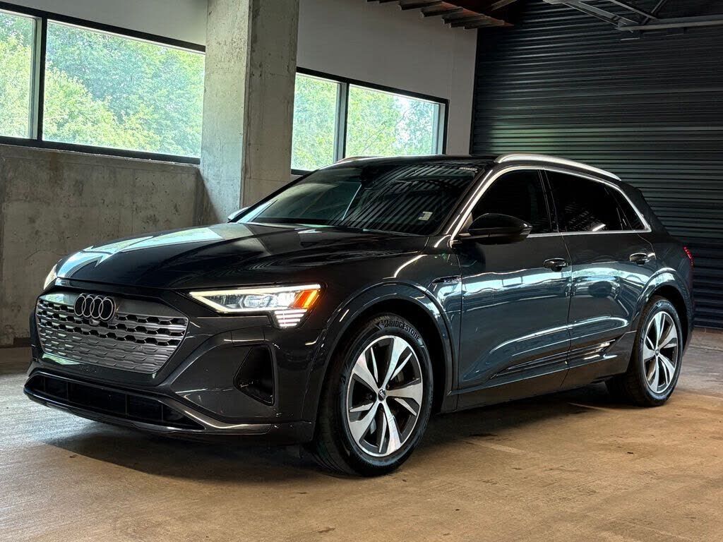 2024 AUDI Q8