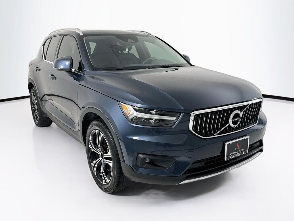 2022 VOLVO XC40