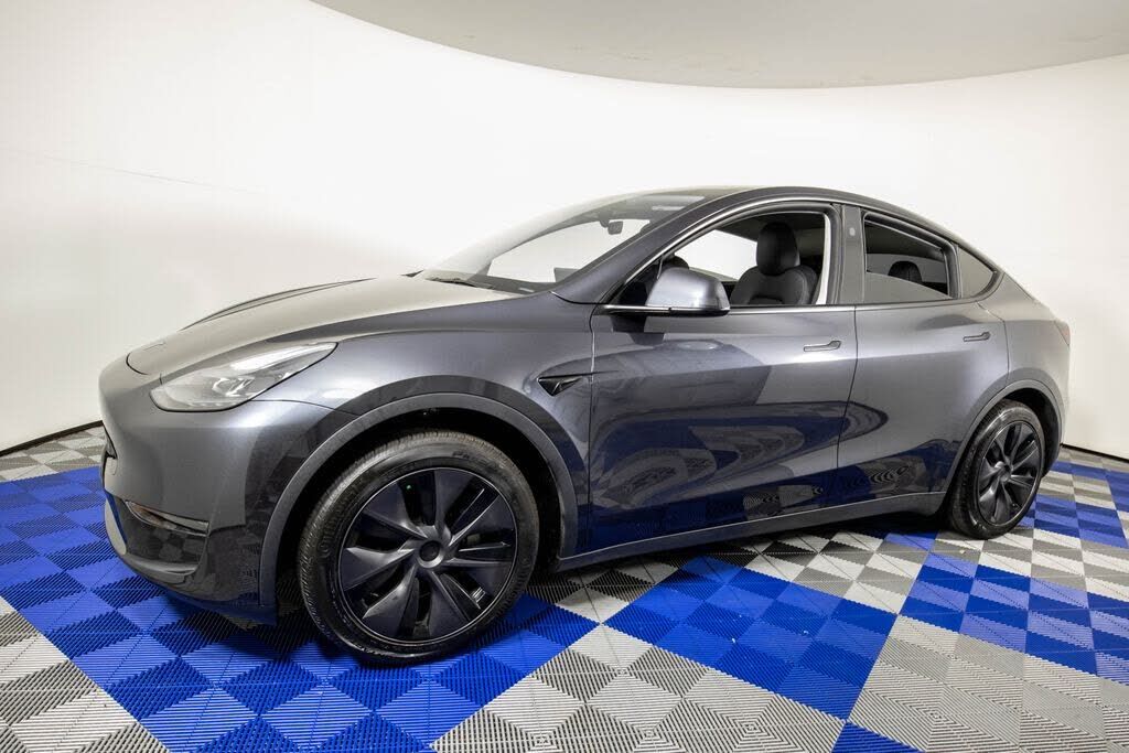 2025 TESLA Model Y