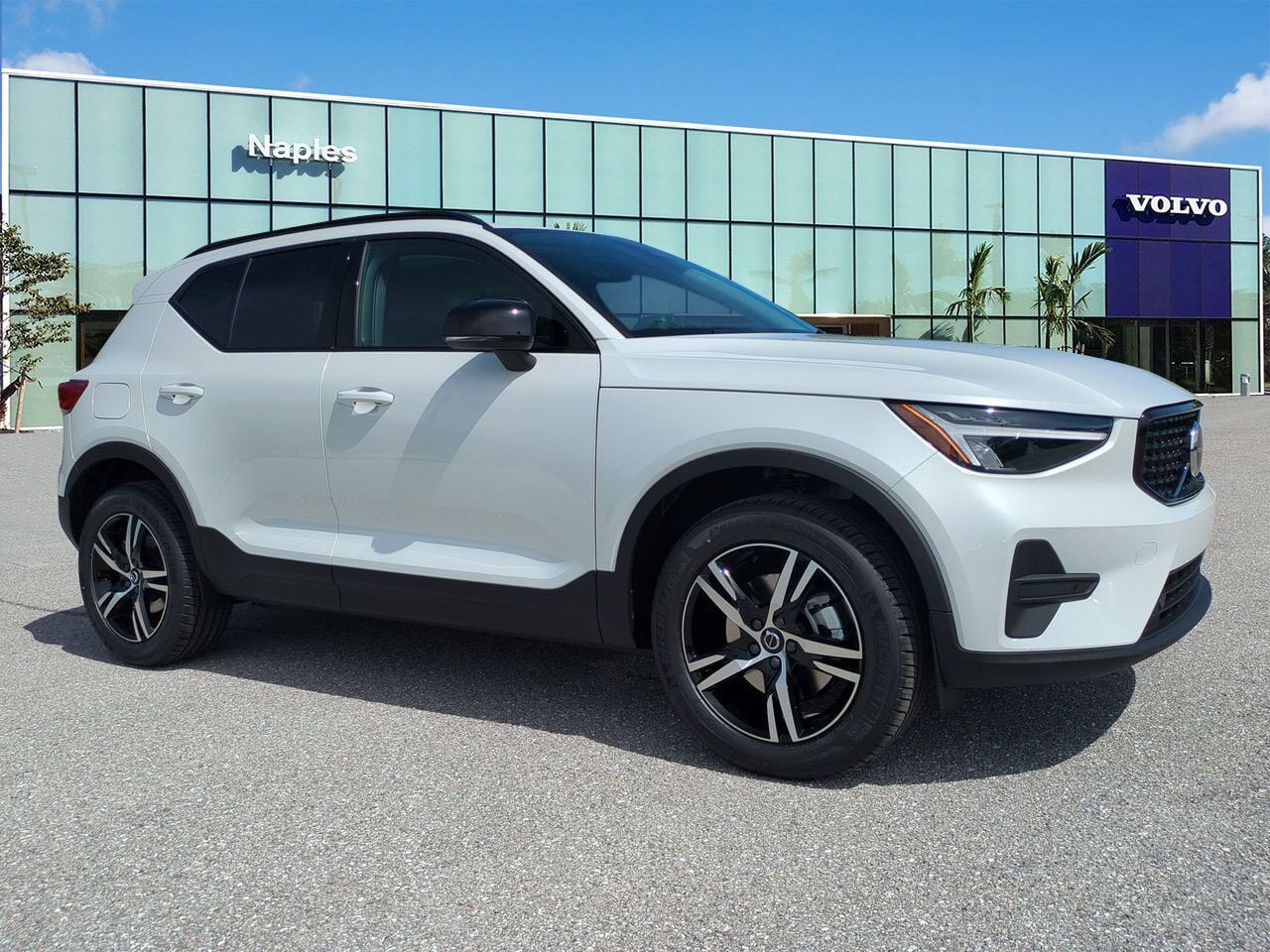 2026 VOLVO XC40