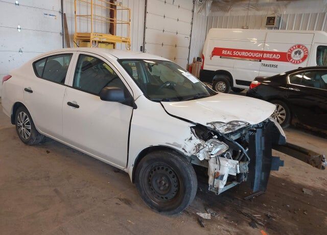 2015 NISSAN Versa
