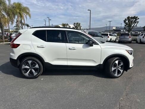 2026 VOLVO XC40