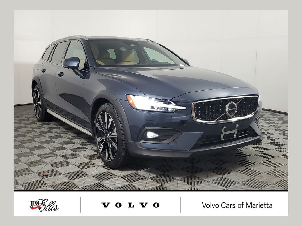 2025 VOLVO V60CC