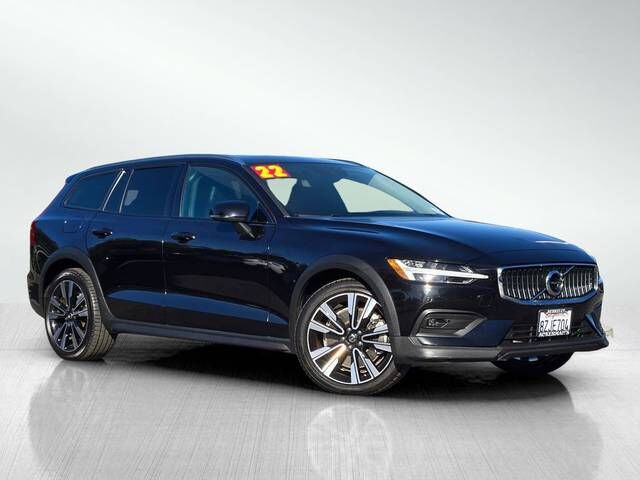 2022 VOLVO V60CC