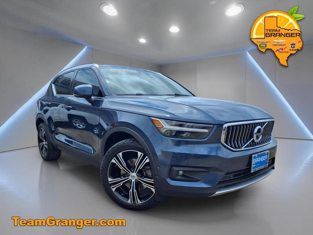 2022 VOLVO XC40