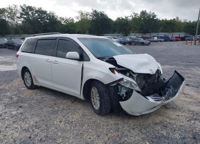 2015 TOYOTA Sienna