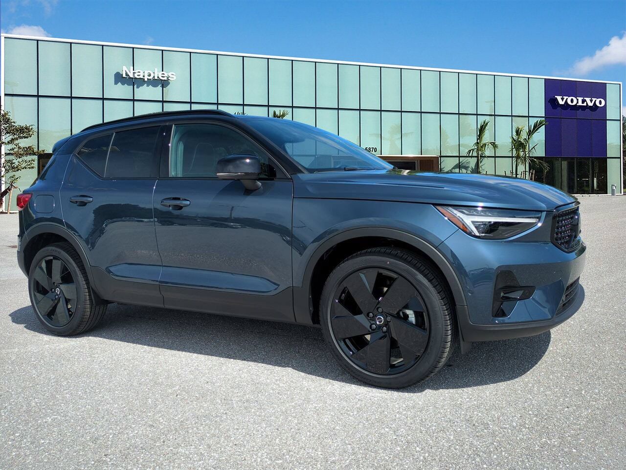 2026 VOLVO XC40