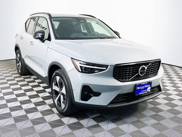 2026 VOLVO XC40