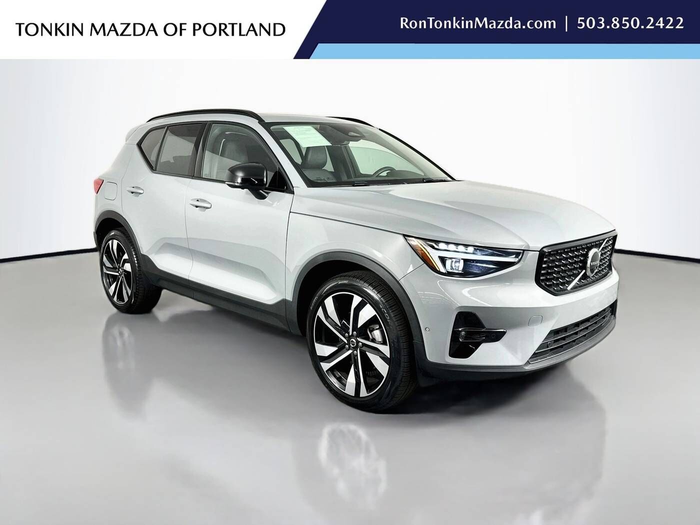 2025 VOLVO XC40