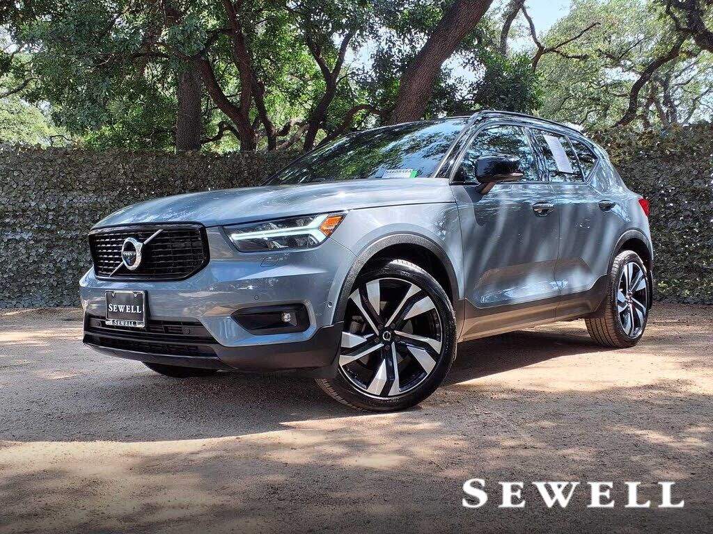 2021 VOLVO XC40