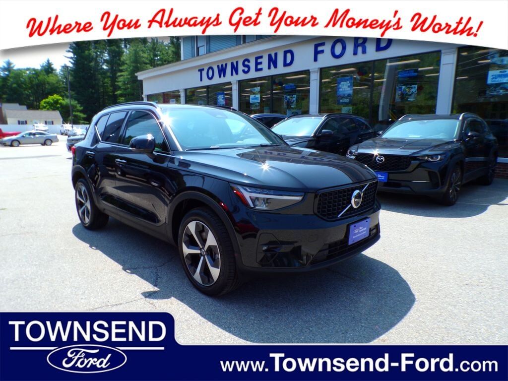 2025 VOLVO XC40