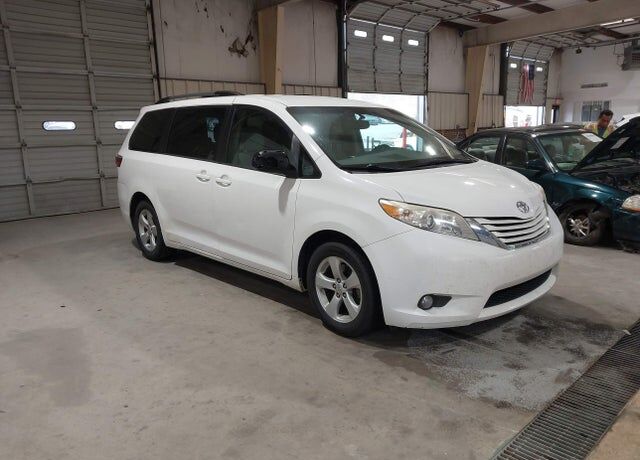 2017 TOYOTA Sienna