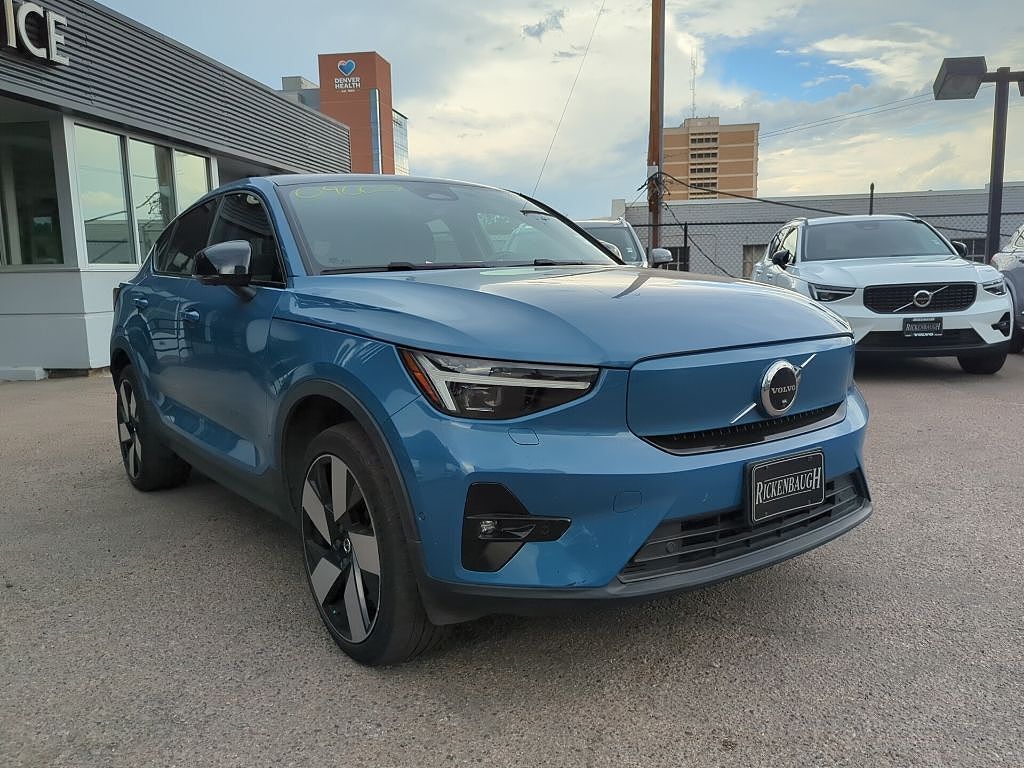 2023 VOLVO C40