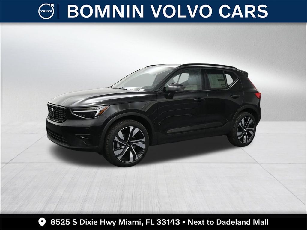 2026 VOLVO XC40