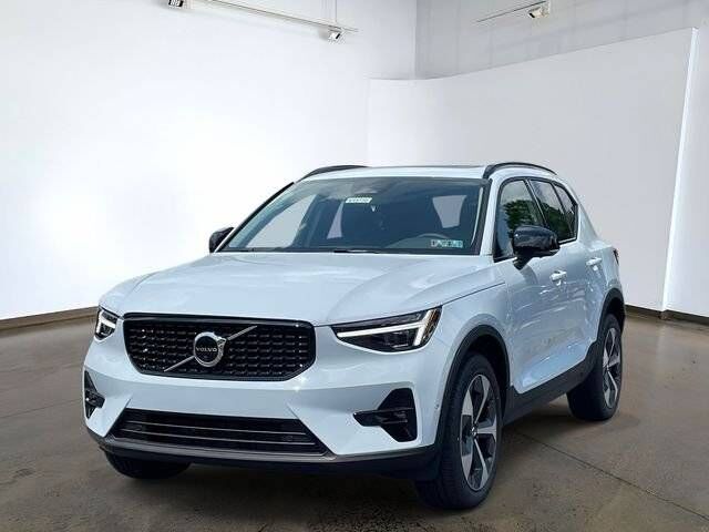 2026 VOLVO XC40