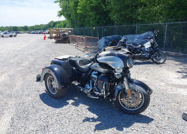 2019 HARLEY DAVIDSON FLHTCUTG / Tri Glide Ultra