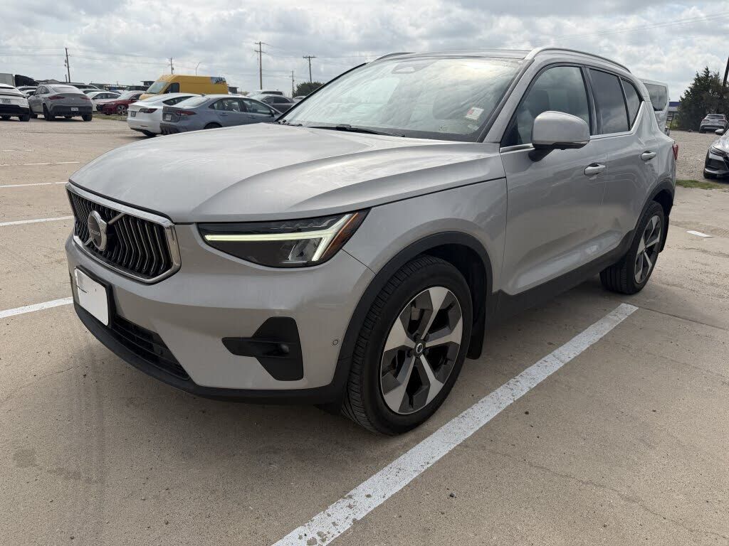 2023 VOLVO XC40