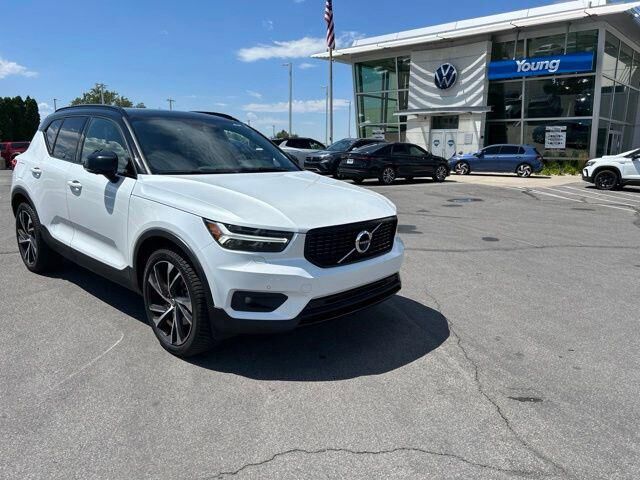 2020 VOLVO XC40