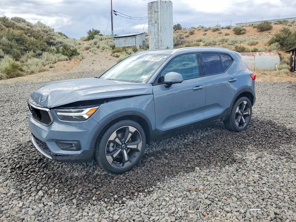 2021 VOLVO XC40