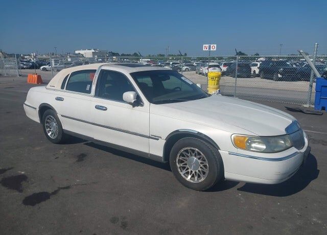 2002 LINCOLN Town Car