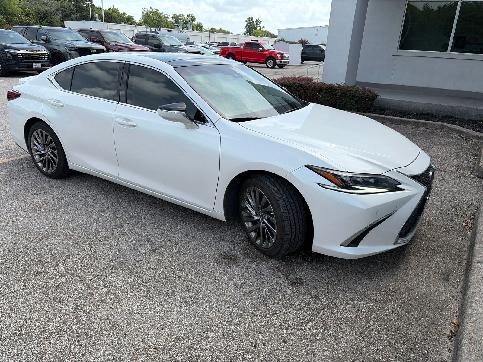 2025 LEXUS ES