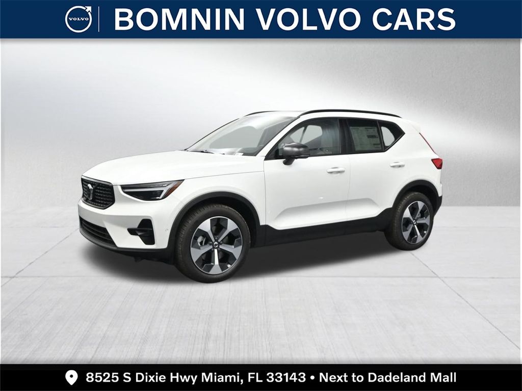 2026 VOLVO XC40