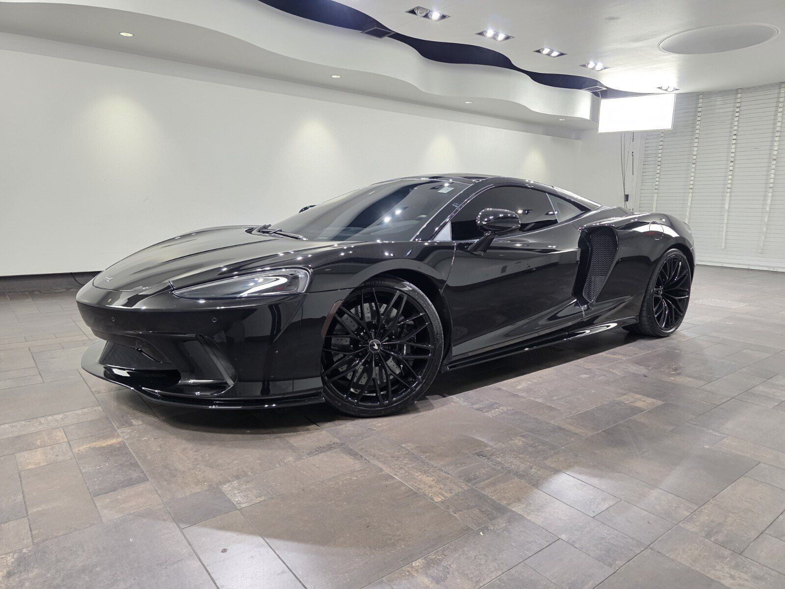 2023 MCLAREN GT