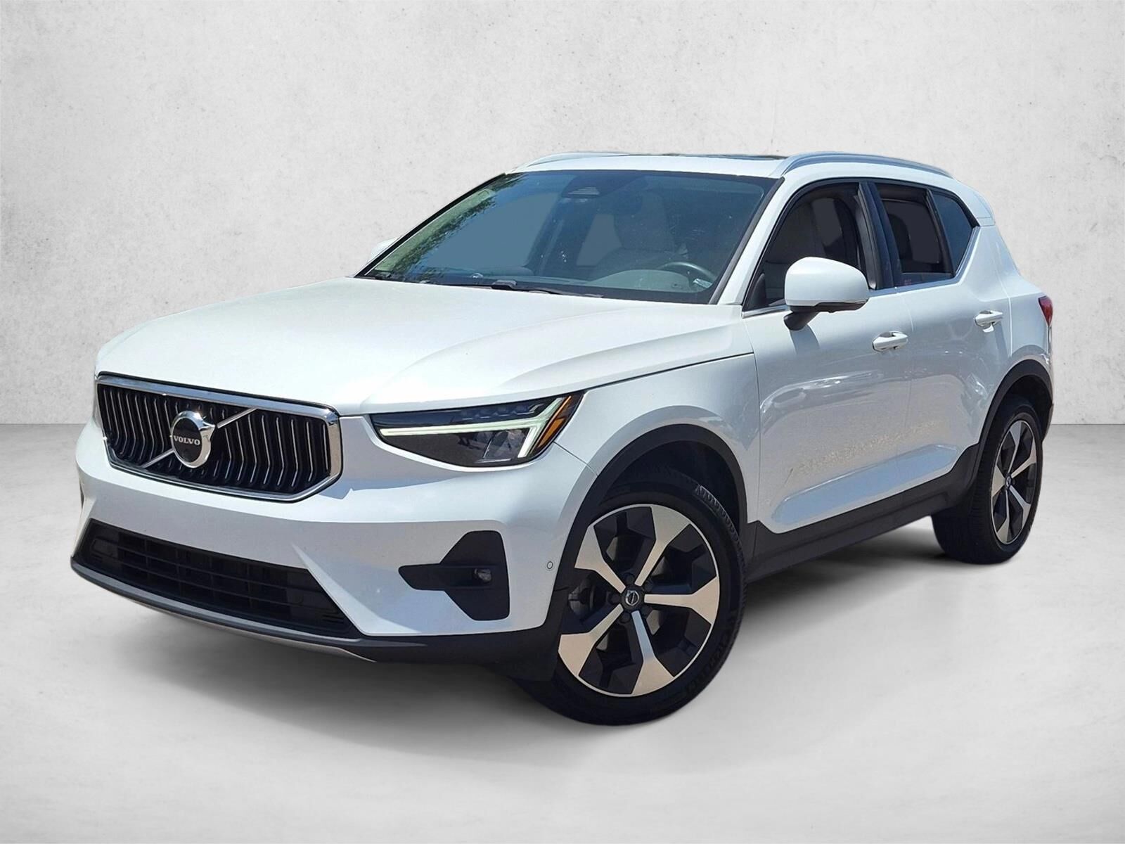 2023 VOLVO XC40