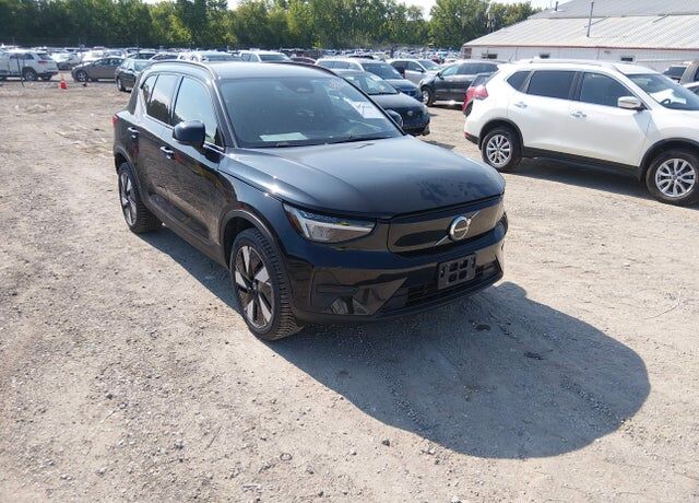 2025 VOLVO EX40