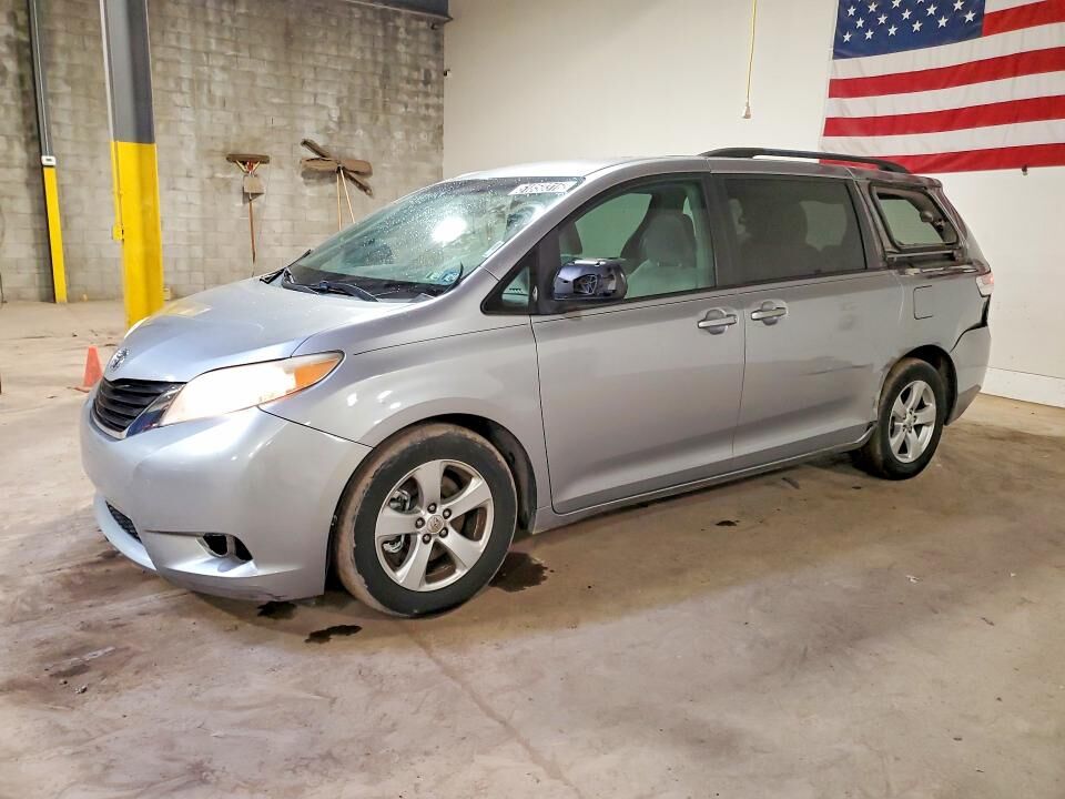 2011 TOYOTA Sienna