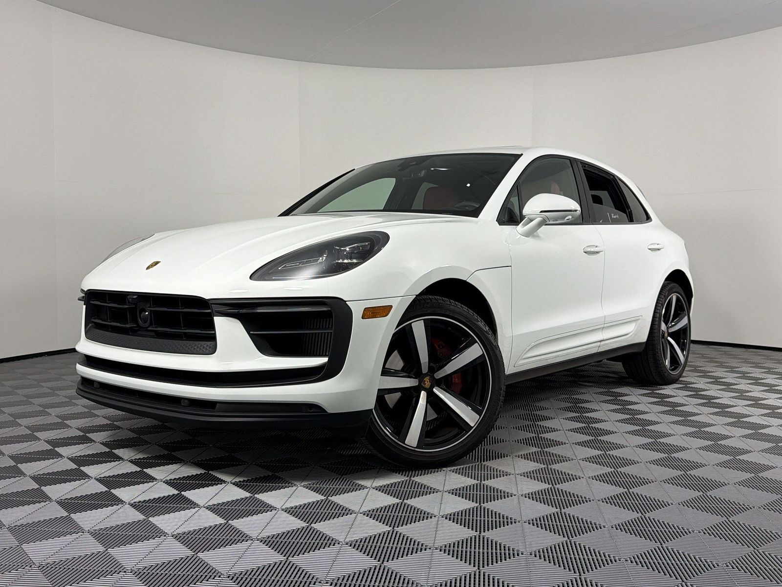 2024 PORSCHE Macan