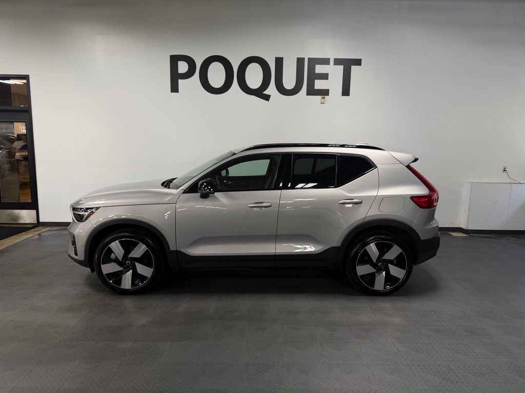 2023 VOLVO XC40