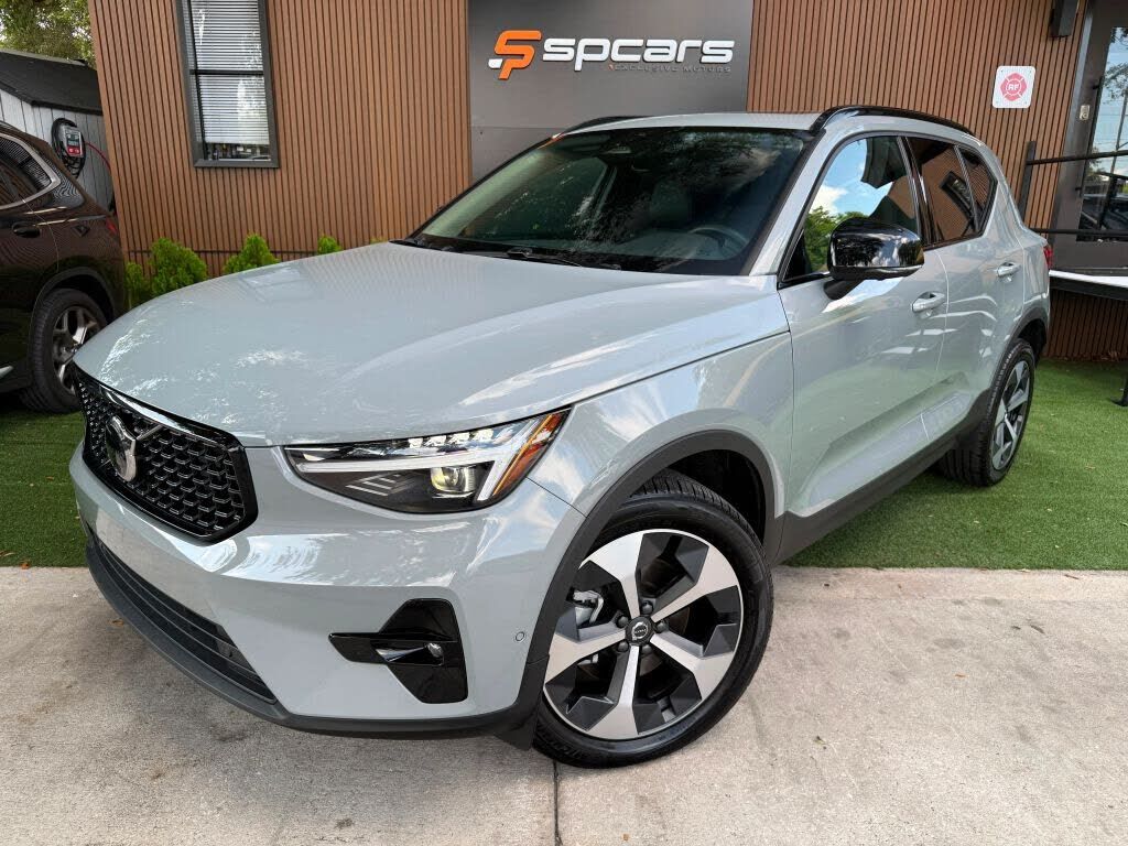 2026 VOLVO XC40