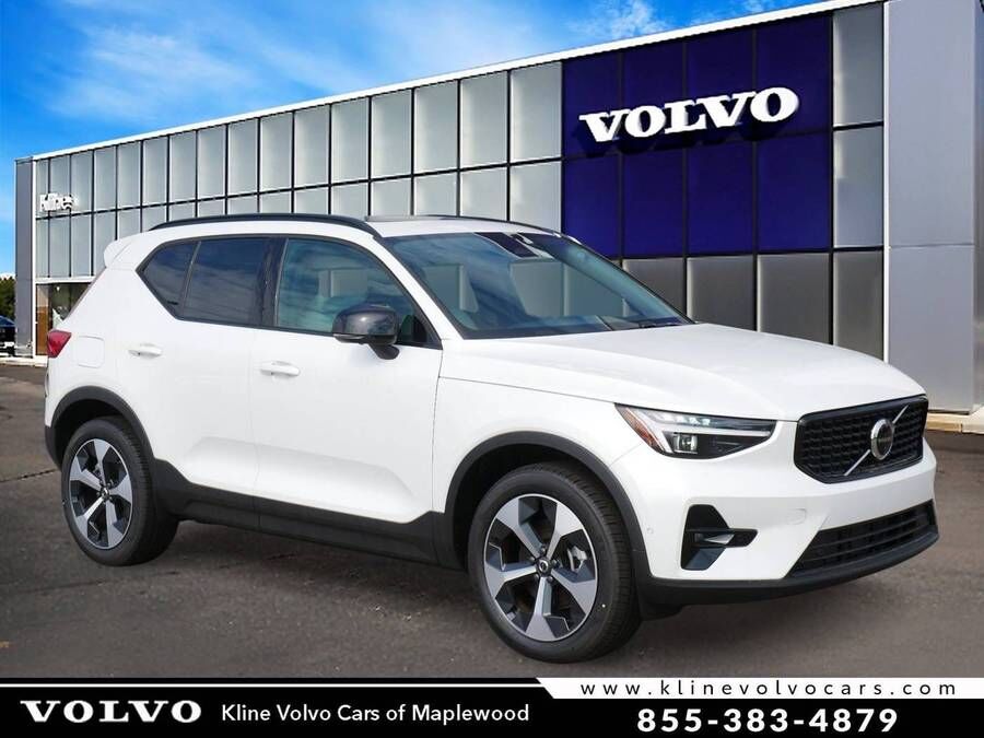2026 VOLVO XC40