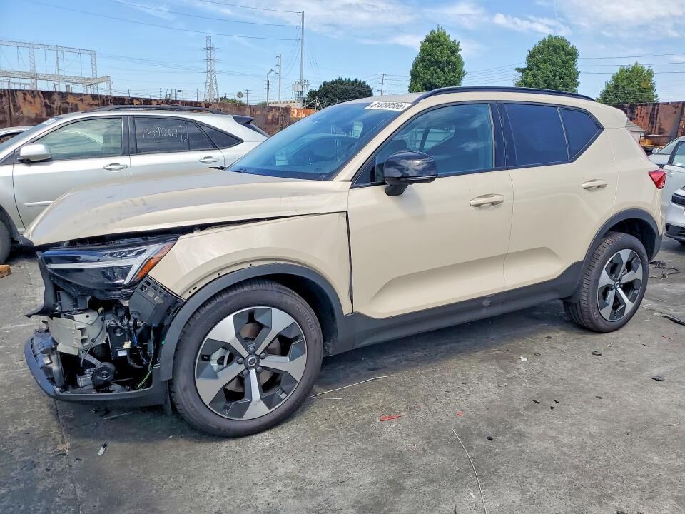 2026 VOLVO XC40