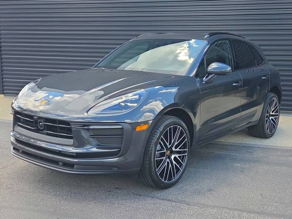 2026 PORSCHE Macan