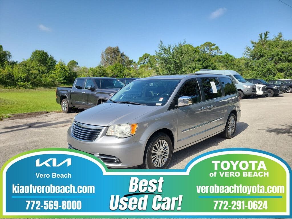 2013 CHRYSLER Town and Country