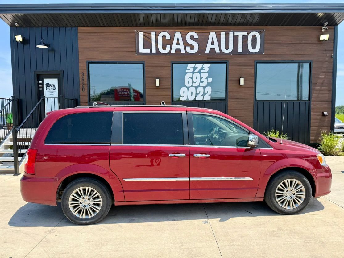 2013 CHRYSLER Town and Country