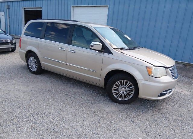 2013 CHRYSLER Town and Country