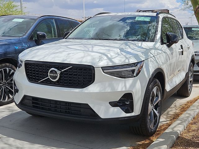2026 VOLVO XC40