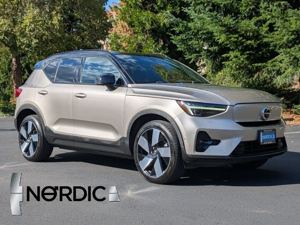 2023 VOLVO XC40