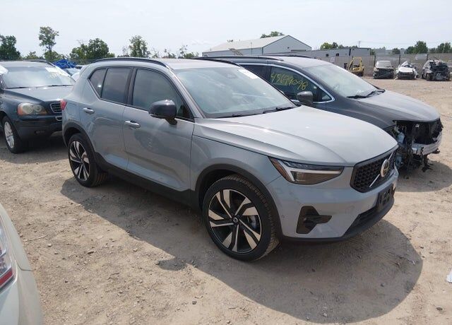2024 VOLVO XC40
